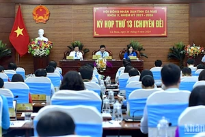 Kỳ họp thứ 13 của Hội đồng nhân dân tỉnh Cà Mau thông qua 5 nghị quyết cá biệt mang tính cấp bách phục vụ cho phát triển kinh tế-xã hội tại địa phương.