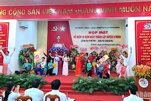 Văn nghệ chào mừng họp mặt 45 năm ngày thành lập huyện U Minh, tỉnh Cà Mau.