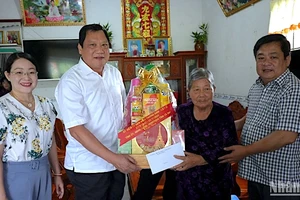 Phó Chủ tịch Ủy ban nhân dân tỉnh Cà Mau Lâm Văn Bi (áo trắng) thăm, tặng quà gia đình người có công tại huyện Trần Văn Thời.