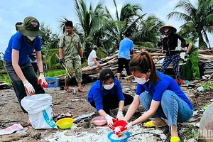 Chính quyền, đoàn thể huyện U Minh giúp dân khắc phục hậu quả sau mưa dông. 