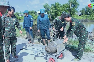 Lực lượng quân sự tỉnh Cà Mau tiến hành di chuyển quả bom to phát hiện trong dân để xử lý an toàn theo quy định. (Ảnh: CVT)