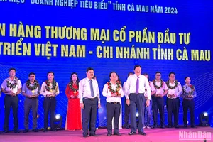 Lãnh đạo cấp ủy và chính quyền tỉnh Cà Mau tặng hoa, Bằng khen vinh danh các doanh nghiệp, doanh nhân tiêu biểu.