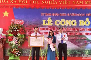 Lãnh đạo xã Tam Giang Tây vui mừng đón nhận xã đạt chuẩn nông thôn mới vào sáng 18/10. 