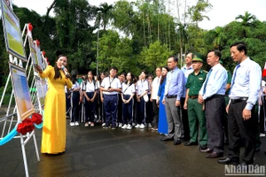 Lãnh đạo và đông đảo giới trẻ Cà Mau đến tham quan, tìm hiểu tại trưng bày tư liệu, hình ảnh quý về Hoàng Sa, Trường Sa của Việt Nam.