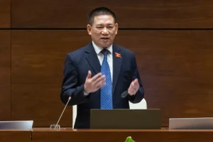 Bộ trưởng Tài chính Hồ Đức Phớc phát biểu tiếp thu và giải trình ý kiến đại biểu nêu tại Quốc hội chiều ngày 29/5.