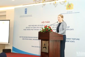 Bà Sabina Stein, Trợ lý Trưởng Đại diện Thường trú, Trưởng nhóm Quản trị và Tham gia UNDP phát biểu khai mạc Hội Thảo. (Ảnh: Ban tổ chức)