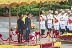 Tổng Bí thư, Chủ tịch nước Tô Lâm và Tổng thống Mozambique Filipe Jacinto Nyusi trên bục danh dự.