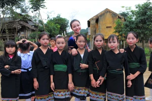  Các em học sinh và cô giáo trong trang phục truyền thống của dân tộc Ơ Đu. (Ảnh: Báo Dân tộc) 