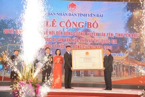 Bộ trưởng Văn hóa Thể thao và Du lịch Nguyễn Văn Hùng trao Bằng chứng nhận cho Ủy ban nhân dân tỉnh Yên Bái.