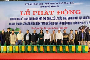 Lãnh đạo Mặt trận Tổ quốc Việt Nam tỉnh Yên Bái và thành phố Yên Bái trao thùng đựng rác cho các hộ dân.