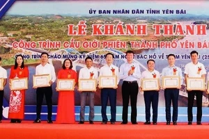 Khen thưởng cho các tập thể, cá nhân có thành tích xuất sắc.