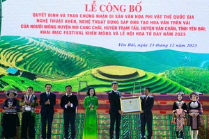 Chủ tịch Ủy ban nhân dân tỉnh Trần Huy Tuấn đón nhận Chứng nhận di sản văn hóa phi vật thể nghệ thuật Khèn Mông. (Ảnh THANH SƠN)