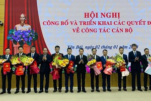 Lãnh đạo tỉnh Yên Bái tặng hoa chúc mừng 11 đồng chí được điều động bổ nhiệm. (Ảnh: THANH SƠN)