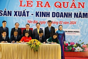 Các doanh nghiệp tỉnh Yên Bái ký kết chương trình phối hợp sản xuất kinh doanh năm 2024. (Ảnh: THANH SƠN)