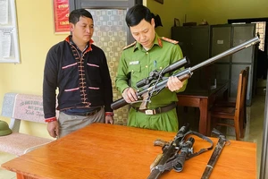 Công an xã Nậm Lành, huyện Văn Chấn kiểm tra súng tự chế PCP khi thu hồi. (Ảnh: THANH SƠN)