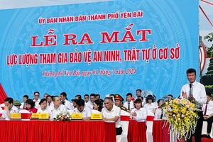 Chủ tịch Ủy ban nhân dân tỉnh Trần Huy Tuấn phát biểu tại Lễ ra mắt. (Ảnh: THANH SƠN)