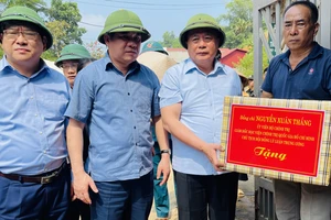 Đồng chí Nguyễn Xuân Thắng trao hỗ trợ cho người dân bị thiên tai tại phường Minh Tân thành phố Yên Bái. (Ảnh: THANH SƠN)