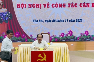 Các đại biểu bỏ phiếu bầu chức danh Bí thư Tỉnh ủy Yên Bái, nhiệm kỳ 2020-2025. (Ảnh: THANH SƠN)