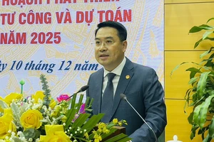 Chủ tịch Ủy ban nhân dân tỉnh Nguyễn Tuấn Anh phát biểu triển khai nhiệm vụ năm 2025. (Ảnh: THANH SƠN)