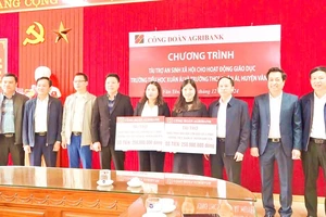 Lãnh đạo Ngân hàng Agribank Chi nhánh Bắc Yên Bái trao hỗ trợ 500 triệu đồng cho hai nhà trường. (Ảnh: THANH SƠN)