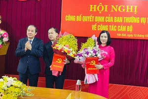 Phó Bí thư Thường trực Tạ Văn Long trao quyết định và hoa cho các đồng chí vừa được bổ nhiệm. (Ảnh: THANH SƠN)