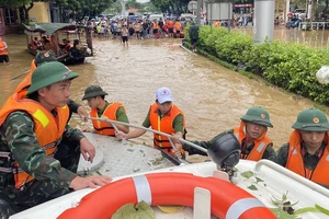 Cán bộ chiến sĩ Quân khu 2 tham gia ứng cứu người dân tại thành phố Yên Bái trong bão Yagi. (Ảnh: THANH SƠN)