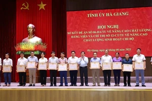 Các tập thể, cá nhân có thành tích xuất sắc trong thực hiện Đề án số 06 và Chỉ thị số 12 được nhận bằng khen của Tỉnh ủy Hà Giang.