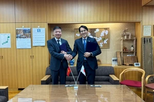 Cục trưởng Trần Quang Bảo (trái) và ông AOYAMA Toyohisa, Cục trưởng Cục Lâm nghiệp Nhật Bản ký kết Bản ghi nhớ hợp tác (MOC).
