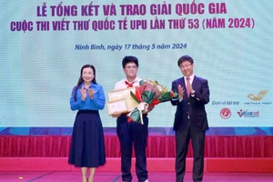 Ban Tổ chức trao giải Nhất cho em Nguyễn Đỗ Quang Minh (lớp 9/1 Trường trung học cơ sở-trung học phổ thông Nguyễn Khuyến, quận Cẩm Lệ, thành phố Đà Nẵng).