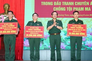 Trung tướng Lê Đức Thái trao thưởng của Bộ Quốc phòng tặng Cục Phòng, chống ma túy và tội phạm Bộ đội Biên phòng, Cục Cửa khẩu Bộ đội Biên phòng, Bộ Chỉ huy Bộ đội Biên phòng Quảng Nam.