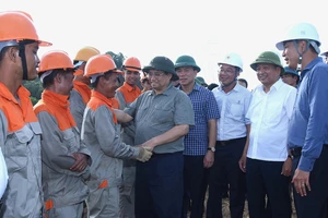 Thủ tướng kiểm tra tiến độ thi công Trạm biến áp 500kV Thanh Hóa ở xã Thiệu Phúc, huyện Thiệu Hóa. 