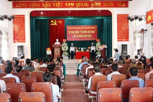 Lễ trao bằng Tổ quốc ghi công cho gia đình liệt sĩ Đoàn Anh Tuấn tại xã Quỳnh Bảng, huyện Quỳnh Lưu, tỉnh Nghệ An. 
