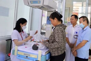 Lãnh đạo CDC Thái Bình giám sát việc triển khai tiêm vaccine BCG phòng bệnh lao cho trẻ sơ sinh. (Ảnh: HOÀNG THÍA)