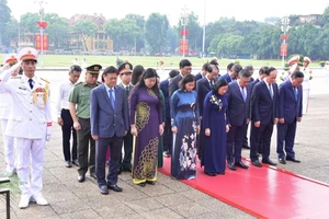 Đoàn đại biểu thành phố Hà Nội tưởng niệm Chủ tịch Hồ Chí Minh.