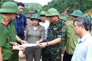 Đồng chí Lò Văn Tiến (thứ ba từ phải sang) Phó Chủ tịch Ủy ban nhân dân tỉnh Điện Biên kiểm tra công tác tìm kiếm cứu nạn tại xã Mường Pồn.