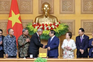 Thủ tướng Phạm Minh Chính và Đoàn các Chủ tịch Hội đồng Tư vấn kinh doanh ASEAN (ASEAN BAC) các nước do Chủ tịch ASEAN BAC năm 2024 Oudet Souvannavong dẫn đầu. 