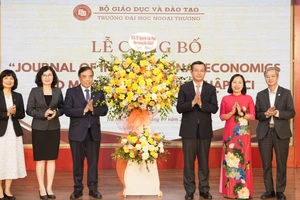 Lãnh đạo Bộ Giáo dục và Đào tạo chúc mừng tạp chí Quản lý và kinh tế gia nhập hệ thống ACI.