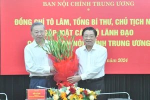 Tổng Bí thư, Chủ tịch nước Tô Lâm nhận hoa chúc mừng tại buổi gặp mặt. Ảnh: Đăng Khoa 