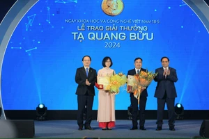Thủ tướng Phạm Minh Chính và Bộ trưởng Khoa học và Công nghệ Huỳnh Thành Đạt trao Giải thưởng tặng các nhà khoa học.