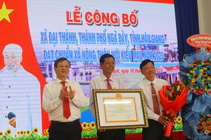 Đại diện Ủy ban nhân dân tỉnh Hậu Giang trao quyết định công nhận xã nông thôn mới kiểu mẫu cho đại diện xã Đại Thành.