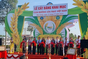 Nghi thức khai mạc triển lãm Con đường lúa gạo Việt Nam.
