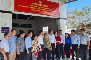 Bàn giao nhà Đại đoàn kết cho bà Lê Thị Phấn, khu vực 3 phường 4, thành phố Vị Thanh.