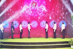 Nghi thức bấm nút khởi động phần mềm sổ tay đảng viên điện tử đảng bộ tỉnh Hậu Giang.