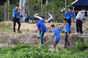 Sau lễ phát động, lực lượng đoàn viên, thanh niên của thành phố Vị Thanh tham gia vệ sinh các tuyến kênh 