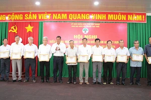 Ban đại diện Hội Người cao tuổi tỉnh Hậu Giang tặng giấy khen cho các cá nhân.