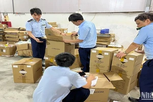 Lực lượng quản lý thị trường tỉnh Bắc Ninh kiểm tra hàng hóa vi phạm.