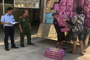 Lực lượng chức năng tỉnh Hưng Yên kiểm tra số hàng hóa vi phạm.