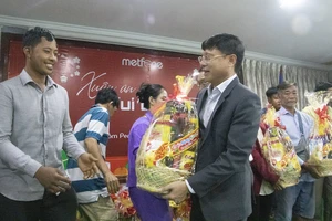 Tổng Giám đốc Metfone Cao Mạnh Đức trao quà Tết cho bà con tại trụ sở Hội Khmer-Việt Nam, sáng 27/1 (Ảnh: Nguyễn Hiệp)