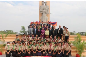 Đài Hữu nghị Việt Nam-Campuchia tỉnh Svay Rieng được xây dựng trong khuôn viên có diện tích khoảng 7.500m2.