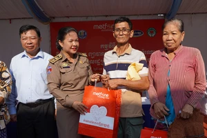 Đại sứ Nguyễn Huy Tăng và Phó Tỉnh trưởng tỉnh Kampong Chhnang Born Sophy phát quà cho bà con đến khám bệnh 